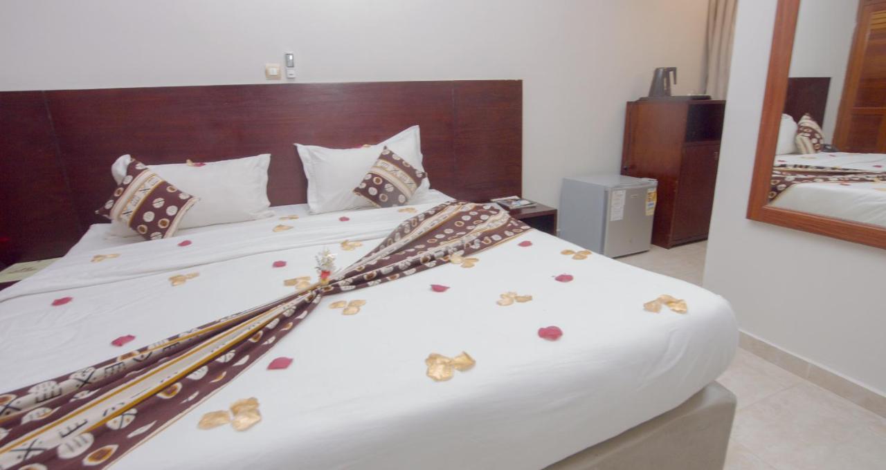 Hotel La Rose Blanche Abidjan Exterior photo